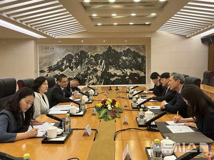 [베이징=뉴시스] 노재헌 주중국대사는 지난 13일 화춘잉 중국 외교부 부부장(차관·왼쪽 두 번째)과 면담을 갖고 양국 간 상호 관심사와 한·중 관계 발전 방향에 대해 의견을 교환했다고 14일 주중대사관이 밝혔다.(사진=주중국대사관 제공) 2026.05.14 photo@newsis.com