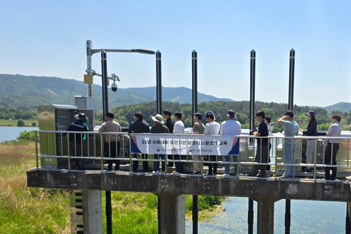 [대구=뉴시스] 대구환경청은 14일 경북 칠곡군 포남제2배수문과 상주시 매호제6배수문 현장에서 지자체와 한국농어촌공사 실무자들을 대상으로 '수문 운영자 전문교육'을 진행했다. (사진=대구지방환경청 제공) 2026.05.14. photo@newsis.com *재판매 및 DB 금지
