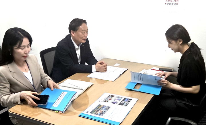[정읍=뉴시스] 지난 13일 정읍역 앞 역전지구대 이전건립 사업의 협조를 구하고자 재정경제부를 방문한 정읍시 백운기 총무과장(가운데) 등이 부처 관계자에게 사업의 필요성을 설명하고 있다. *재판매 및 DB 금지