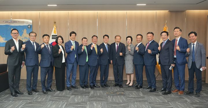 [부산=뉴시스] 부산상공회의소(부산상의)가 14일 해양수산부 본관에서 황종우 해양수산부 장관과 지역 상공인 간담회를 개최했다. (사진=부산상공회의소 제공) 2026.05.14. photo@newsis.com *재판매 및 DB 금지