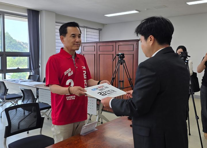 [춘천=뉴시스] 14일 국민의힘 김진태 강원특별자치도지사 후보는 후보 등록 첫날인 이날 춘천 강원특별자치도선거관리위원회를 찾아 후보 등록을 마치고 본격적인 선거전에 돌입했다. 사진은 김진태 후보측 제공. *재판매 및 DB 금지