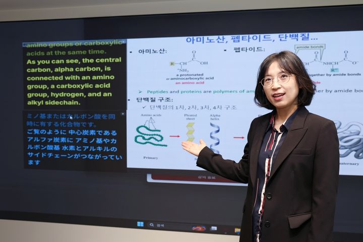 [서울=뉴시스] 광운대가 생성형 AI 기반 실시간 다국어 자막 시스템 '폴리NX'를 도입하고, 강의를 시연하고 있다. (사진=광운대 제공) 2026.05.14. photo@newsis.com *재판매 및 DB 금지