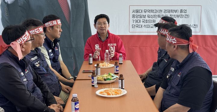 [용인=뉴시스] 이상일 후보 캠프를 찾은 한국노총 건설연맹 경기남부지부 동부지회 회원들(사진=이상일 후보 선거사무소 제공) 2026. 05. 14. photo@newsis.com *재판매 및 DB 금지