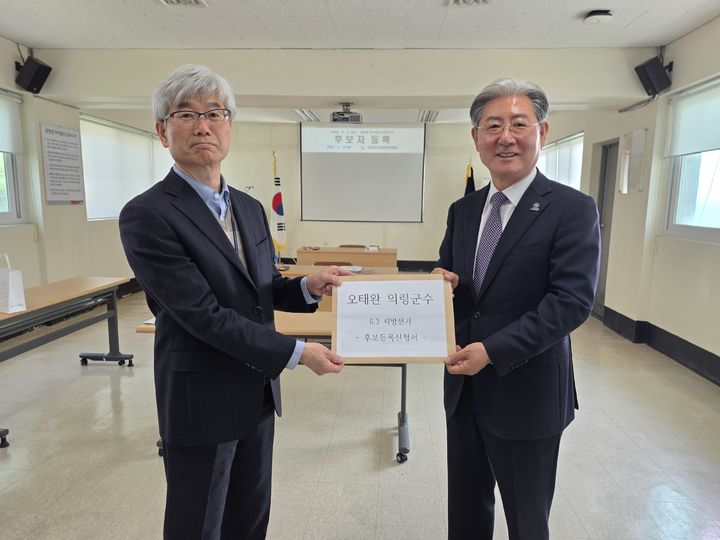 [의령=뉴시스]무소속 오태완(오른쪽) 의령군수 후보. (사진=무소속 오태완 의령군수 후보 제공) 2026.05.14.photo@newsis.com *재판매 및 DB 금지