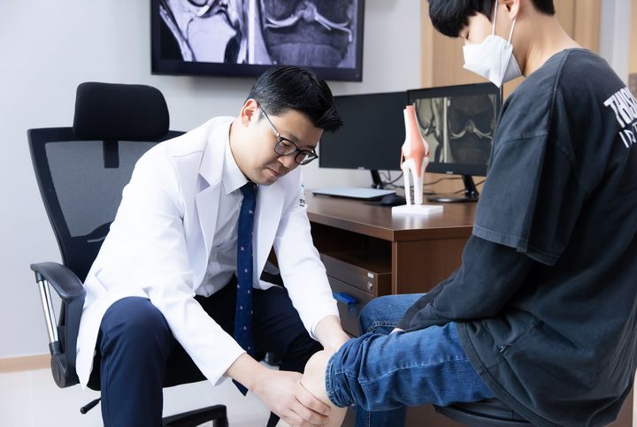 [서울=뉴시스] 15일 의료계에 따르면 발꿈치뼈에서 발가락 쪽으로 이어지는 두꺼운 섬유조직에 문제가 발생하면 발바닥에 통증이 발생하는 족저근막염이 발생할 수 있다. (사진=연세스타병원 제공) 2026.05.14. photo@newsis.com *재판매 및 DB 금지