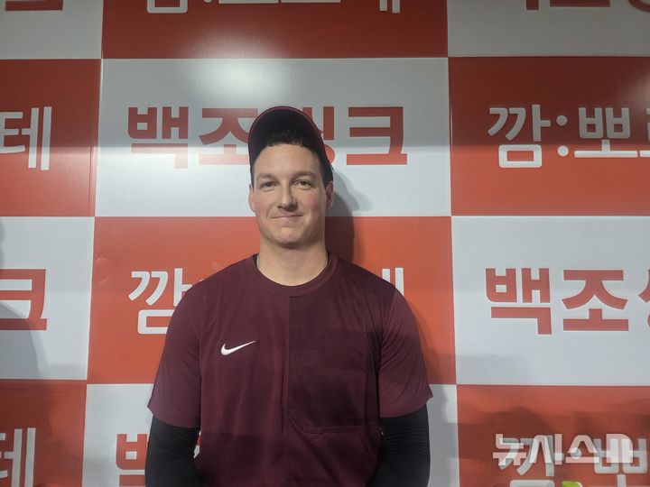 [서울=뉴시스] 김희준 기자 = 키움 히어로즈의 부상 대체 외국인 투수인 케니 로젠버그가 14일 고척스카이돔에서 열리는 한화 이글스와의 경기를 앞두고 취재진과 인터뷰를 하고 있다. 2026.05.14jinxijun@newsis.com