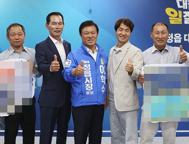 [정읍=뉴시스] 14일 정읍시태권도협회 안준홍 회장(왼쪽 두번째) 등 협회 임원들이 이학수 후보 선거사무소를 방문해 이 후보에 대한 지지를 선언한 뒤 함께 사진을 찍고 있다. *재판매 및 DB 금지