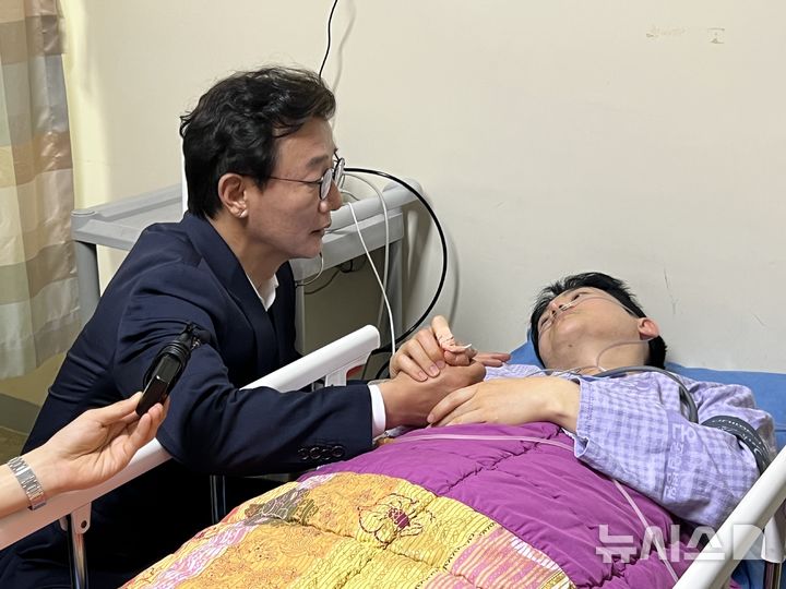 [부산=뉴시스] 원동화 기자 = 전재수 더불어민주당 부산시장 후보(왼쪽)도 14일 오후 부산진구 온병원 응급실을 찾아 정 후보를 위로했다. 2026.05.14. dhwon@newsis.com