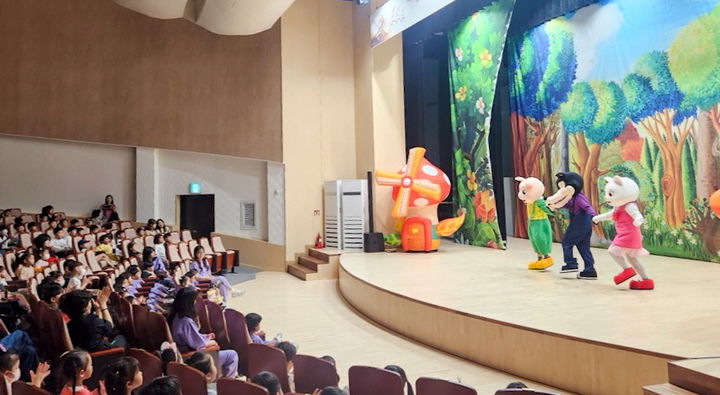 [순창=뉴시스] 14일 순창군민예술회관에서 어린이 대상 흡연·음주 예방 캐릭터 뮤지컬 '뻐끔뻐끔 마을 VS 행복마을' 공연이 펼쳐지고 있다. *재판매 및 DB 금지