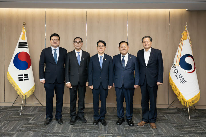 [서울=뉴시스] 황종우 해양수산부 장관은 14일 한국해양수산연수원, 한국선원복지고용센터, 한국해기사협회, 한국선박관리산업협회 등 선원 관련 유관단체 대표들과 간담회를 열었다. (사진=해양수산부 제공) 2026.05.14. photo@newsis.com *재판매 및 DB 금지