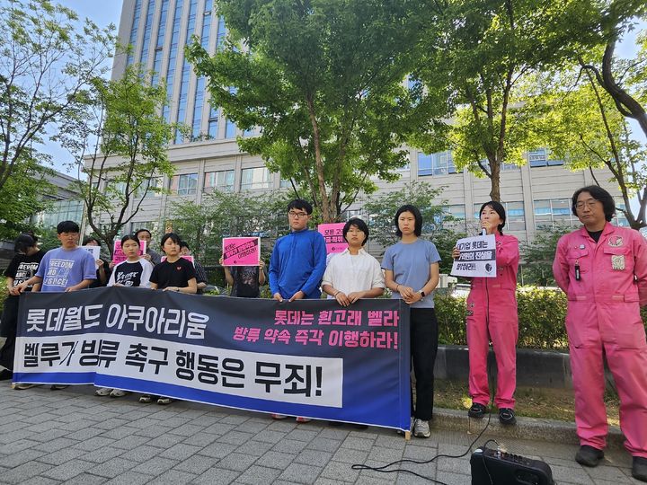 [서울=뉴시스] 김여림 인턴 기자= 조약골 핫핑크돌핀스 공동대표가 16일 황현진(40) 핫핑크돌핀스 공동대표의 폭력행위처벌법상 공동재물손괴, 업무방해 혐의 항소심 판결 이후 서울 송파구 서울동부지법 앞에서 기자회견을 열고 발언하고 있다. 2026.05.14. *재판매 및 DB 금지