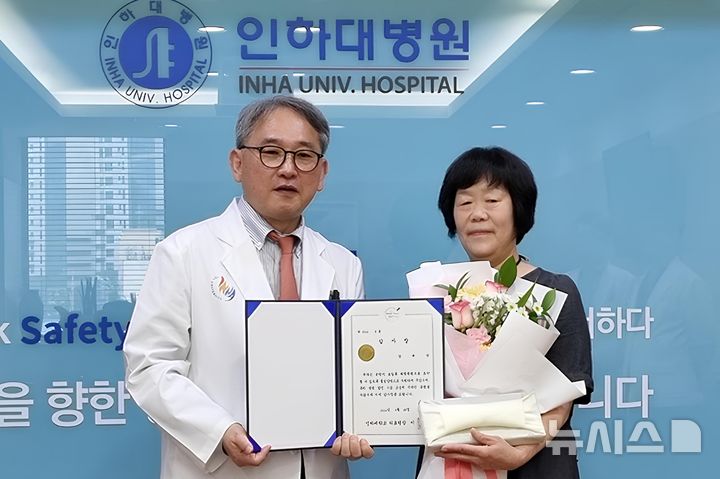 [인천=뉴시스] 이택 인하대학교 의료원장(왼쪽)과 미화근로자 강귀순씨가 감사장 전달식에서 기념 촬영하고 있다. (사진=인하대병원 제공) 2026.05.14. photo@newsis.com