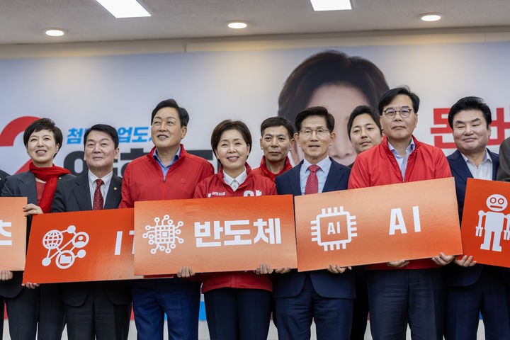 [수원=뉴시스] 양향자 국민의힘 경기도지사 후보 선거사무소 개소식에서 참석자들이 기념 촬영을 하고 있다. (사진=양 후보 캠프 제공) 2026.05.14. photo@newsis.com *재판매 및 DB 금지