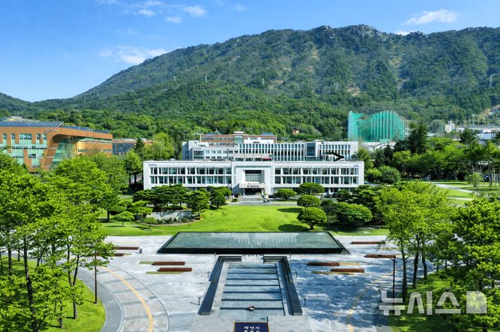 [창원=뉴시스] 국립창원대학교 대학본부와 그 앞의 '탁연지(濯硯池)'. (사진=국립창원대 제공) 2026.05.14. photo@newsis.com