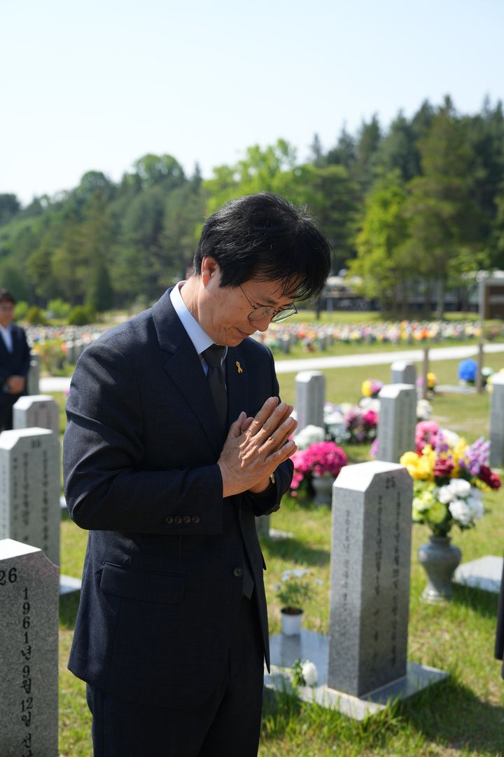 [대전=뉴시스] 국립대전현충원 세월호 희생 교사 묘역을 참배한 성광진 대전교육감 선거 후보.(사진=성광진 캠프 제공) 2026.05.14. photo@newsis.com *재판매 및 DB 금지