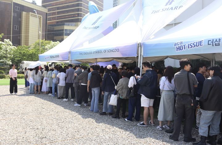 [인천=뉴시스] 이수안 인턴기자 = 14일 인턴 연수구 송도동에 마련된 '더샵 송도 그란테르' 견본주택 입구 옆으로 방문객들의 줄이 길게 늘어서 있다. *재판매 및 DB 금지