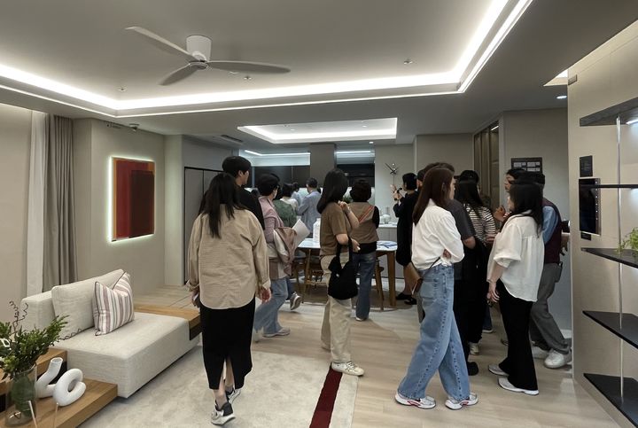 [인천=뉴시스] 이수안 인턴기자 = 견본주택 내부 유니트를 둘러보고 있는 방문객들의 모습. *재판매 및 DB 금지