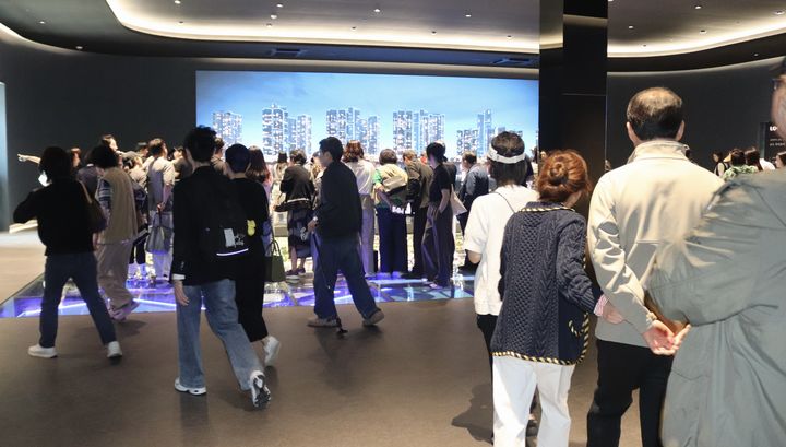 [인천=뉴시스] '더샵 송도 그란테르' 견본주택에 몰린 인파 *재판매 및 DB 금지
