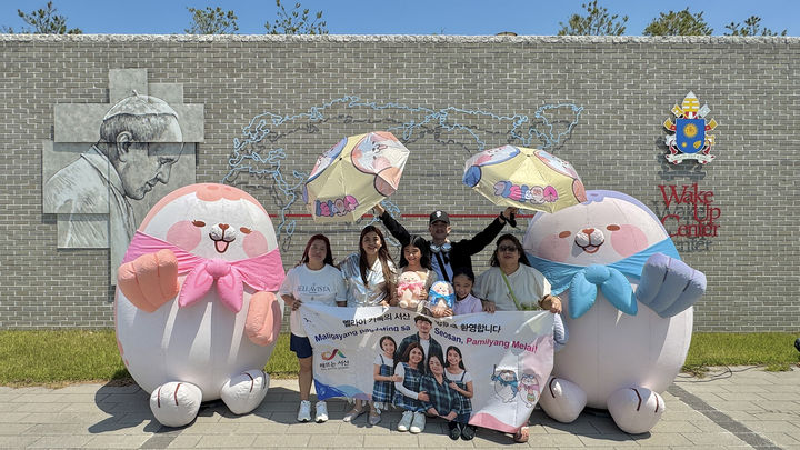 [서산=뉴시스] 필리핀 국민배우 멜라이 칸티베로스 프란시스코 가족이 지난 13일 서산 해미 웨이크업 국제청소년센터를 찾아 서산 관광캐릭터 '가티와 오슈'와 함께 기념 사진을 찍고 있다. (사진=서산시 제공) 2026.05.14. photo@newsis.com *재판매 및 DB 금지