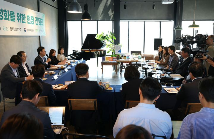 최휘영 문화체육관광부 장관이 14일 경상남도 밀양시 청학서점 삼문점에서 지역서점 활성화를 위한 현장 간담회에서 참석했다. (사진=문체부 제공) *재판매 및 DB 금지