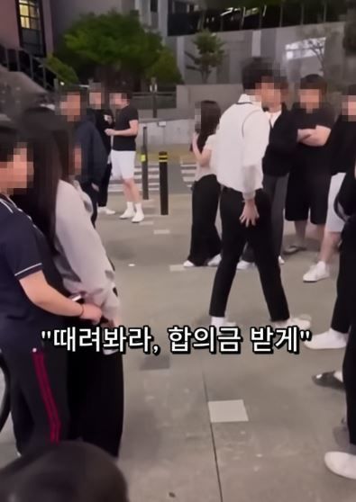 [서울=뉴시스] 길거리에서 흡연을 지적받은 중학생들이 성인 남성을 향해 거친 언행을 쏟아내는 영상이 온라인 상에서 논란이 되고 있다. (사진='왜이러는걸까요0' 유튜브 계정 캡처)