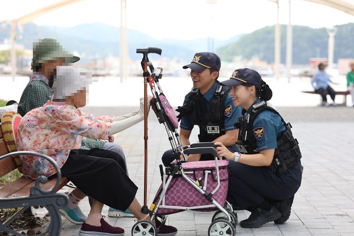 [통영=뉴시스] 신정철 기자= 경남 통영경찰서가 ‘주민 밀착형 맞춤 치안’ 정책을 적극적으로 추진한 결과 2025년도 치안고객 만족도가 크게 상승, 경남도내 경찰서 가운데 4위를 차지했다.사진은 일선 경찰관들의 시민 일상을 지키는 생활 밀착형 치안 활동 모습.(사진=통영서 제공).2026.05.14. photo@newsis.com *재판매 및 DB 금지