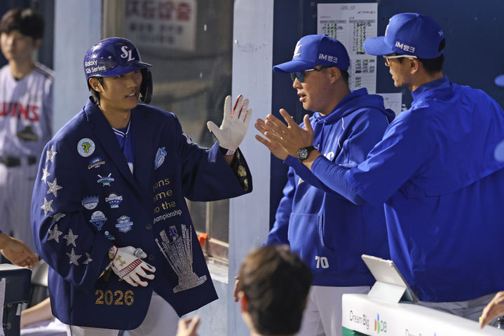 [서울=뉴시스] 프로야구 삼성 라이온즈 이재현이 14일 서울 잠실구장에서 열린 2026 신한 쏠 KBO리그 LG 트윈스와의 경기 7회 솔로홈런을 친 뒤 세리머니를 하고 있다. (사진=삼성 라이온즈 제공) 2026.05.14.