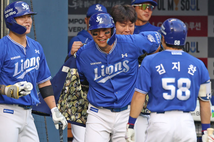 [서울=뉴시스] 프로야구 삼성 라이온즈 강민호가 14일 서울 잠실구장에서 열린 2026 신한 쏠 KBO리그 LG 트윈스와의 경기 7회 솔로홈런을 친 뒤 세리머니를 하고 있다. (사진=삼성 라이온즈 제공) 2026.05.14.