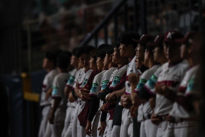 [서울=뉴시스] 프로야구 키움 히어로즈 선수단이 14일 서울 고척스카이돔에서 열린 2026 신한 쏠 KBO리그 한화 이글스전을 앞두고 국민의례를 하고 있다. (사진=키움 히어로즈 제공) 2026.05.14. *재판매 및 DB 금지