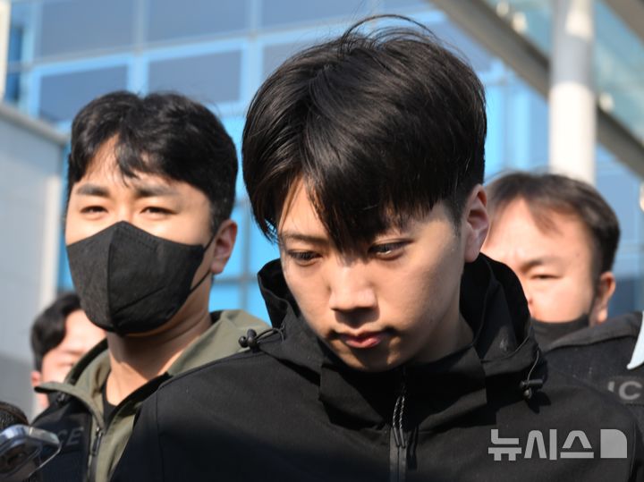 [광주=뉴시스] 이현행 기자 = 살인 혐의 등을 받는 장윤기(23)씨가 14일 오전 광주 서구 서부경찰서에서 검찰소 송치되고 있다. 장윤기는 어린이날인 5일 오전 0시11분께 광주 광산구 한 고등학교 앞 대로변 인도에서 귀가하던 A(17)양을 흉기로 살해하고, 비명을 듣고 돕기 위해 다가온 고교생 B(17)군을 살해하려 한 혐의를 받는다. 경찰은 이날 범행의 잔인성과 피해의 중대성 등을 이유로 장윤기의 신상정보 공개를 결정했다. 2026.05.14. lhh@newsis.com