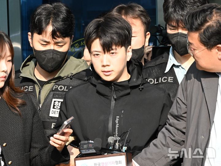 [광주=뉴시스] 이현행 기자 = 살인 혐의 등을 받는 장윤기(23)씨가 14일 오전 광주 서구 서부경찰서에서 검찰로 송치되고 있다. 장윤기는 어린이날인 5일 오전 0시11분께 광주 광산구 한 고등학교 앞 대로변 인도에서 귀가하던 A(17)양을 흉기로 살해하고, 비명을 듣고 돕기 위해 다가온 고교생 B(17)군을 살해하려 한 혐의를 받는다. 경찰은 이날 범행의 잔인성과 피해의 중대성 등을 이유로 장윤기의 신상정보 공개를 결정했다.