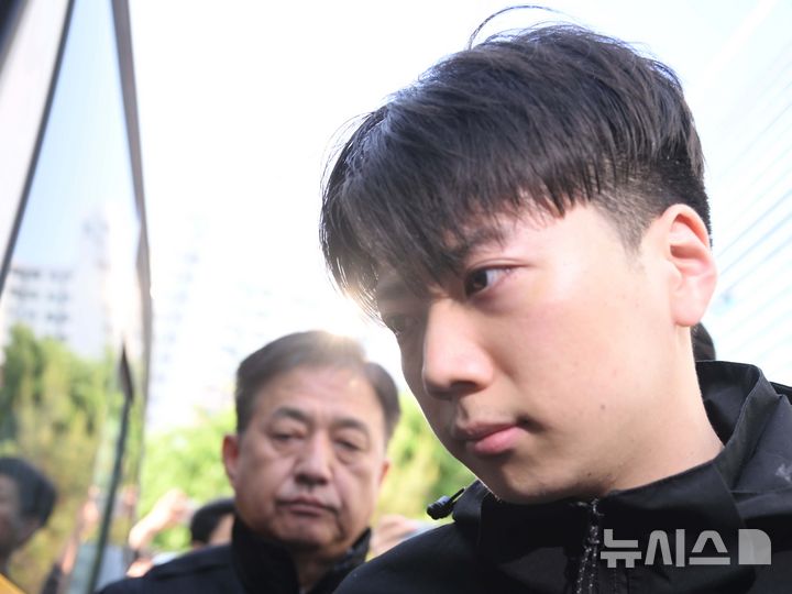 [광주=뉴시스] 이현행 기자 = 살인 혐의 등을 받는 장윤기(23)씨가 14일 오전 광주 서구 서부경찰서에서 검찰소 송치되고 있다. 장윤기는 어린이날인 5일 오전 0시11분께 광주 광산구 한 고등학교 앞 대로변 인도에서 귀가하던 A(17)양을 흉기로 살해하고, 비명을 듣고 돕기 위해 다가온 고교생 B(17)군을 살해하려 한 혐의를 받는다. 경찰은 이날 범행의 잔인성과 피해의 중대성 등을 이유로 장윤기의 신상정보 공개를 결정했다. 2026.05.14. lhh@newsis.com