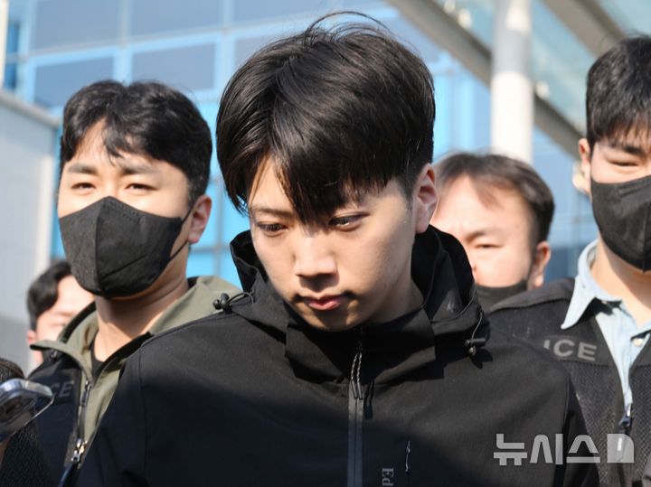 [광주=뉴시스] 이현행 기자 = 살인 혐의 등을 받는 장윤기(23)씨가 14일 오전 광주 서구 서부경찰서에서 검찰소 송치되고 있다. 장윤기는 어린이날인 5일 오전 0시11분께 광주 광산구 한 고등학교 앞 대로변 인도에서 귀가하던 A(17)양을 흉기로 살해하고, 비명을 듣고 돕기 위해 다가온 고교생 B(17)군을 살해하려 한 혐의를 받는다. 경찰은 이날 범행의 잔인성과 피해의 중대성 등을 이유로 장윤기의 신상정보 공개를 결정했다. 2026.05.14. lhh@newsis.com