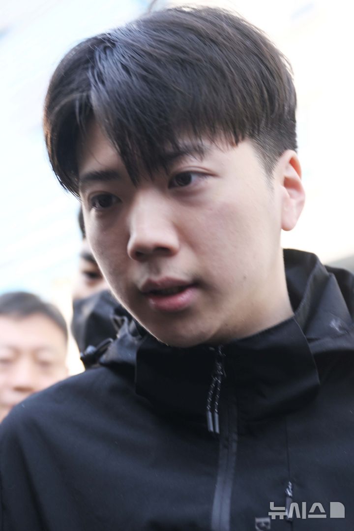 [광주=뉴시스] 이현행 기자 = 살인 혐의 등을 받는 장윤기(23)씨가 14일 오전 광주 서구 서부경찰서에서 검찰소 송치되고 있다. 장윤기는 어린이날인 5일 오전 0시11분께 광주 광산구 한 고등학교 앞 대로변 인도에서 귀가하던 A(17)양을 흉기로 살해하고, 비명을 듣고 돕기 위해 다가온 고교생 B(17)군을 살해하려 한 혐의를 받는다. 경찰은 이날 범행의 잔인성과 피해의 중대성 등을 이유로 장윤기의 신상정보 공개를 결정했다. 2026.05.14. lhh@newsis.com