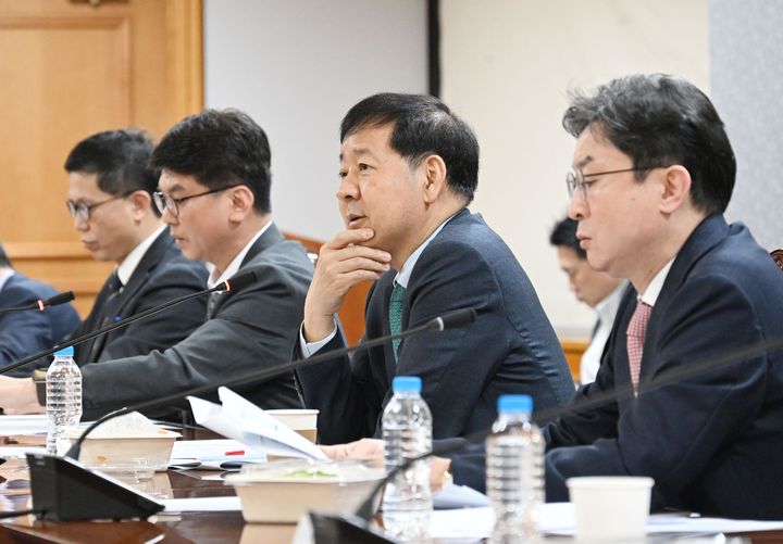 [서울=뉴시스] 구윤철 부총리 겸 재정경제부 장관이 14일 서울 중구 은행연합회에서 시장상황점검회의를 주재하고 있다. (사진=재정경제부 제공) 2026.05.14. photo@newsis.com *재판매 및 DB 금지