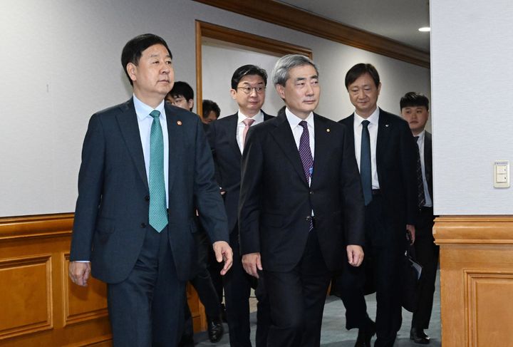 [서울=뉴시스] 구윤철 부총리 겸 재정경제부 장관이 14일 서울 중구 은행연합회에서 열린 시장상황점검회의에 참석하고 있다. 왼쪽부터 구 부총리, 이억원 금융위원장, 신현송 한국은행 총재, 이찬진 금융감독원장. (사진=재정경제부 제공) 2026.05.14. photo@newsis.com *재판매 및 DB 금지