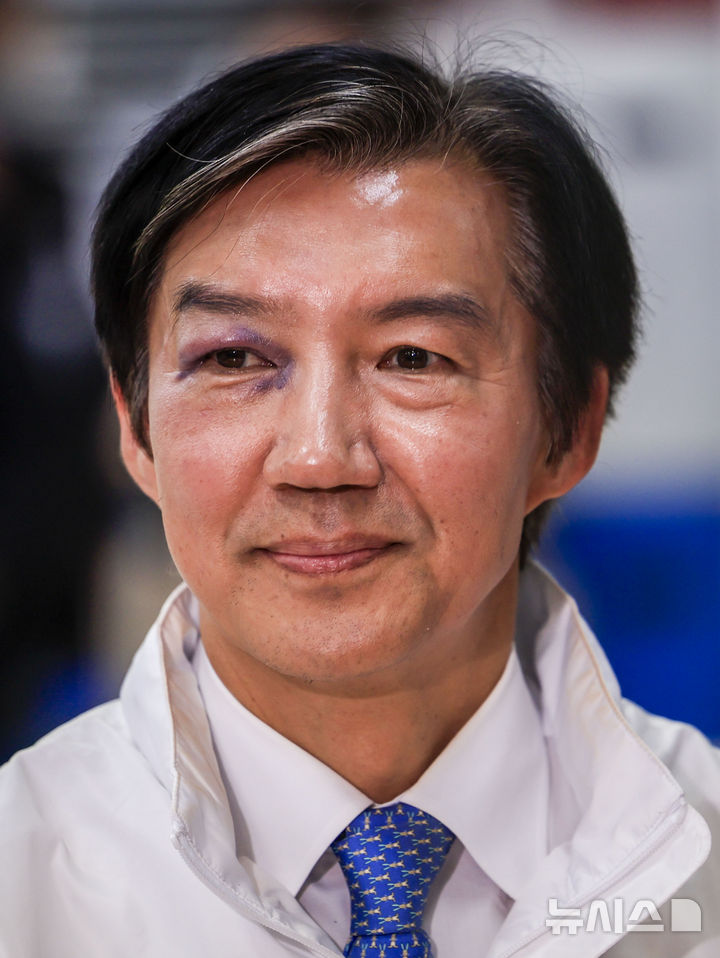 [평택=뉴시스] 정병혁 기자 = 경기 평택을 국회의원 재선거에 출마하는 조국 조국혁신당 후보가 14일 경기 평택시선거관리위원회에 후보자 등록을 하고 있다. 2026.05.14. jhope@newsis.com