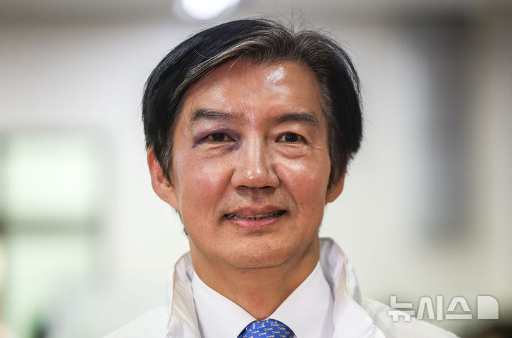 [평택=뉴시스] 정병혁 기자 = 경기 평택을 국회의원 재선거에 출마하는 조국 조국혁신당 후보가 14일 경기 평택시선거관리위원회에 후보자 등록을 하고 있다. 2026.05.14. jhope@newsis.com