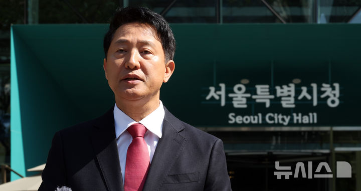 [서울=뉴시스] 최진석 기자 = 오세훈 국민의힘 서울시장 후보가 14일 오전 서울 중구 서울시청 앞에서 6.3 지방선거 대국민 호소 기회견을 하고 있다. 2026.05.14. myjs@newsis.com