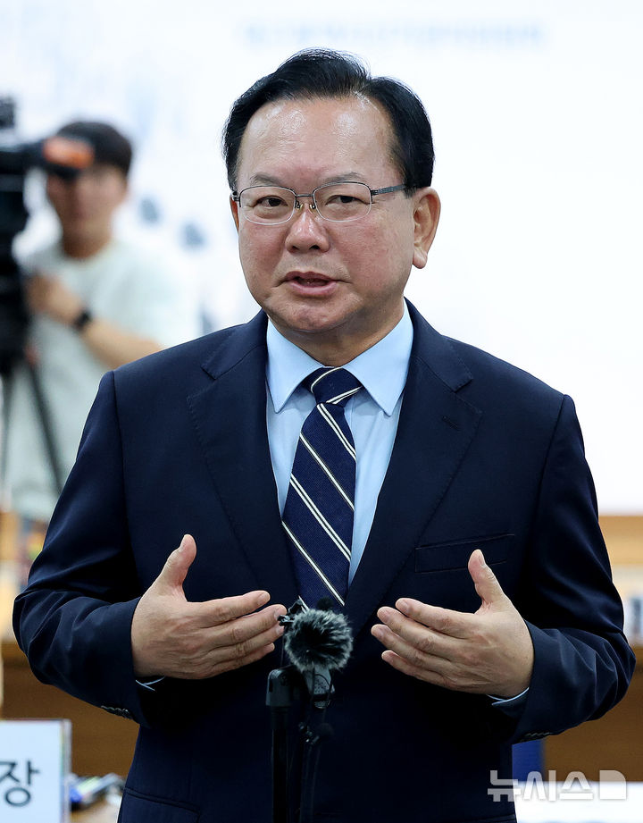 [대구=뉴시스] 이무열 기자 = 김부겸 더불어민주당 대구시장 예비후보가 14일 오전 대구 서구 대구시선거관리위원회에서 6·3 지방선거 대구시장 후보자 등록을 마친 뒤 취재진 질문에 답하고 있다. 2026.05.14. lmy@newsis.com