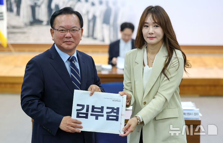 [대구=뉴시스] 이무열 기자 = 김부겸 더불어민주당 대구시장 예비후보가 14일 오전 대구 서구 대구시선거관리위원회에서 6·3 지방선거 대구시장 후보자 등록에 앞서 기념촬영을 하고 있다. 2026.05.14. lmy@newsis.com