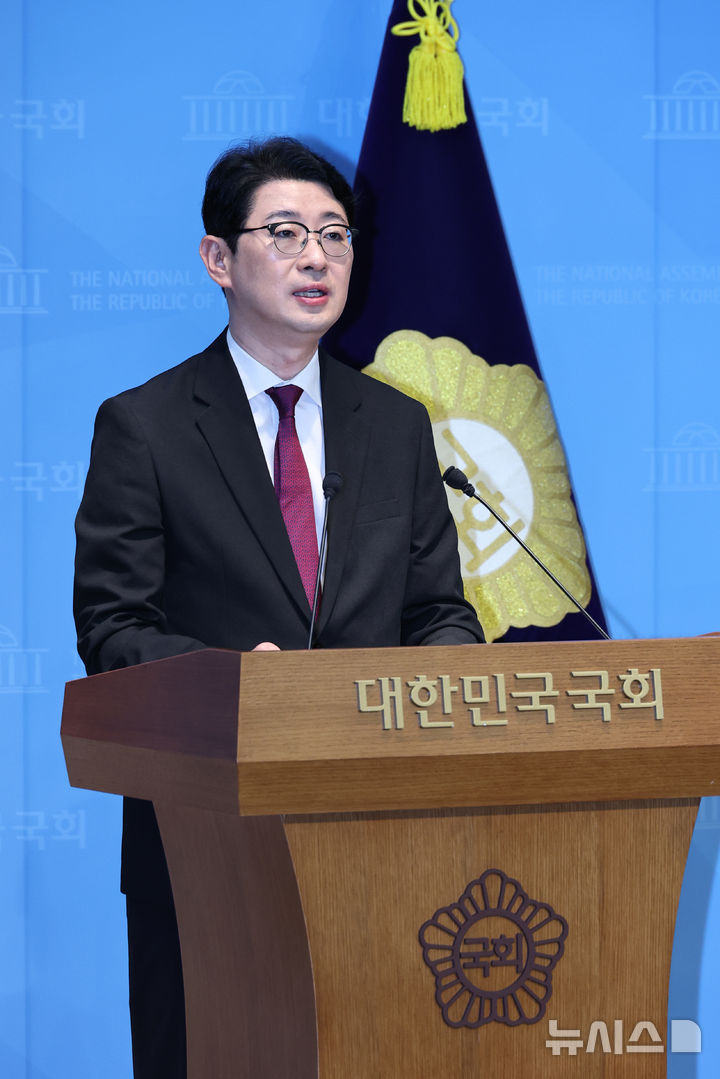 [서울=뉴시스] 김금보 기자 = 주진우 국민의힘 '이재명 공소취소 저지 특별위원회' 위원장이 14일 오전 서울 여의도 국회 소통관에서 기자회견을 하고 있다.주 의원은 기자회견을 통해 서영교 국회 '윤석열 정권 정치검찰 조작기소 의혹 국정조사 특별위원회' 위원장과 이재명 대통령 변호인 출신인 양부남, 이건태, 김동아 의원을 무고 혐의로 고발할 뜻을 밝혔다.이어 정원오 서울시장 후보 폭행 전과 관련 피해자 육성 녹음을 공개하고 설명했다. 2026.05.14. kgb@newsis.com