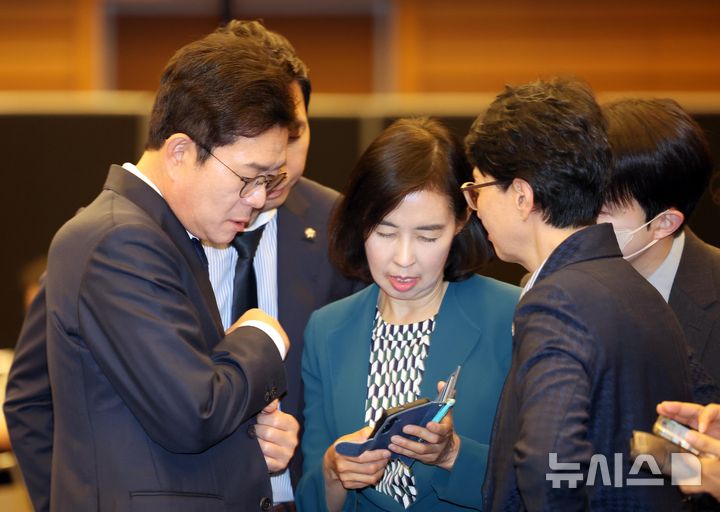[서울=뉴시스] 박주성 기자 = 정원오 더불어민주당 서울시장 후보가 14일 오전 서울 중구 대한상공회의소 국제회의장에서 열린 정원오 더불어민주당 서울시장 후보 초청 편집인협회 포럼에 참석해 관계자와 대화하고 있다. 2026.05.14. park7691@newsis.com