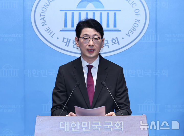 [서울=뉴시스] 김금보 기자 = 주진우 국민의힘 '이재명 공소취소 저지 특별위원회' 위원장이 14일 오전 서울 여의도 국회 소통관에서 기자회견을 하고 있다.주 의원은 기자회견을 통해 서영교 국회 '윤석열 정권 정치검찰 조작기소 의혹 국정조사 특별위원회' 위원장과 이재명 대통령 변호인 출신인 양부남, 이건태, 김동아 의원을 무고 혐의로 고발할 뜻을 밝혔다.이어 정원오 서울시장 후보 폭행 전과 관련 피해자 육성 녹음을 공개하고 설명했다. 2026.05.14. kgb@newsis.com