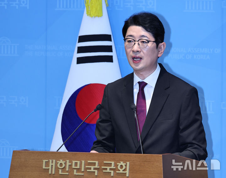 [서울=뉴시스] 김금보 기자 = 주진우 국민의힘 '이재명 공소취소 저지 특별위원회' 위원장이 14일 오전 서울 여의도 국회 소통관에서 기자회견을 하고 있다.주 의원은 기자회견을 통해 서영교 국회 '윤석열 정권 정치검찰 조작기소 의혹 국정조사 특별위원회' 위원장과 이재명 대통령 변호인 출신인 양부남, 이건태, 김동아 의원을 무고 혐의로 고발할 뜻을 밝혔다.이어 정원오 서울시장 후보 폭행 전과 관련 피해자 육성 녹음을 공개하고 설명했다. 2026.05.14. kgb@newsis.com