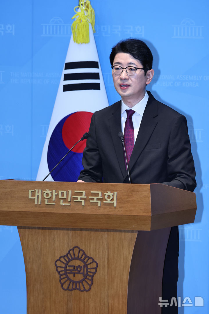 [서울=뉴시스] 김금보 기자 = 주진우 국민의힘 '이재명 공소취소 저지 특별위원회' 위원장이 14일 오전 서울 여의도 국회 소통관에서 기자회견을 하고 있다.주 의원은 기자회견을 통해 서영교 국회 '윤석열 정권 정치검찰 조작기소 의혹 국정조사 특별위원회' 위원장과 이재명 대통령 변호인 출신인 양부남, 이건태, 김동아 의원을 무고 혐의로 고발할 뜻을 밝혔다.이어 정원오 서울시장 후보 폭행 전과 관련 피해자 육성 녹음을 공개하고 설명했다. 2026.05.14. kgb@newsis.com