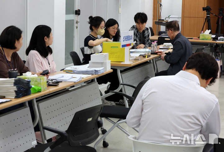 [서울=뉴시스] 배훈식 기자 = 제9회 전국동시지방선거 후보자 등록접수가 시작된 지난 14일 오전 서울 종로구 서울시선거관리위원회에서 각 선거 후보자 대리인들이 서류 접수를 하고 있는 모습. 2026.05.14. dahora83@newsis.com