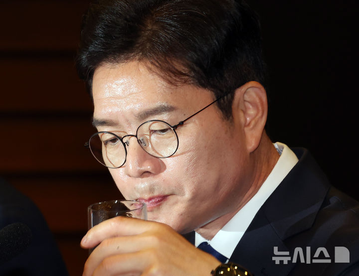[서울=뉴시스] 박주성 기자 = 정원오 더불어민주당 서울시장 후보가 14일 오전 서울 중구 대한상공회의소 국제회의장에서 열린 정원오 더불어민주당 서울시장 후보 초청 편집인협회 포럼에 참석해 목을 축이고 있다. 2026.05.14. park7691@newsis.com