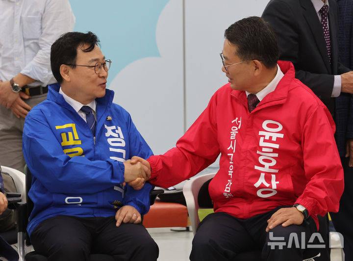 [서울=뉴시스] 배훈식 기자 = 제9회 전국동시지방선거 후보자 등록접수가 시작된 14일 오전 서울 종로구 서울시선거관리위원회에서 서울시교육감 정근식(왼쪽), 윤호상 후보가 악수하고 있다. 2026.05.14. dahora83@newsis.com