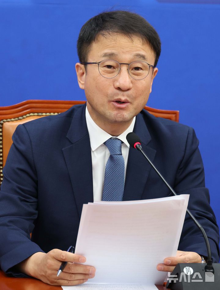 [서울=뉴시스] 조성봉 기자 = 한병도 더불어민주당 원내대표가 지난 14일 오전 서울 여의도 국회에서 열린 정책조정회의에서 발언을 하고 있다. 2026.05.14. suncho21@newsis.com
